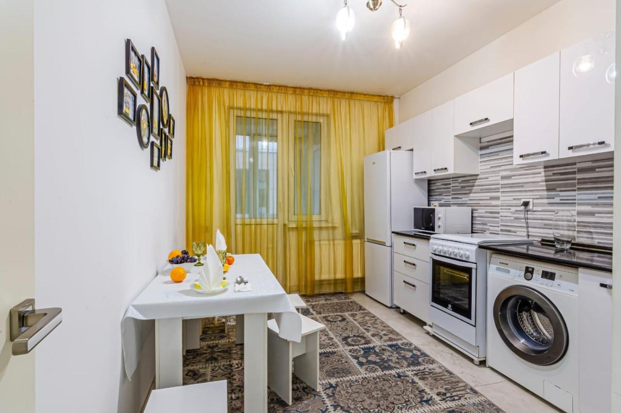 Apartmán Однушка В Жк Абая 130/2 2019 Г.П. Almaty Exteriér fotografie